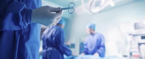 Extirpación quirúrgica de lipomas, quistes sebáceos de una o varias piezas